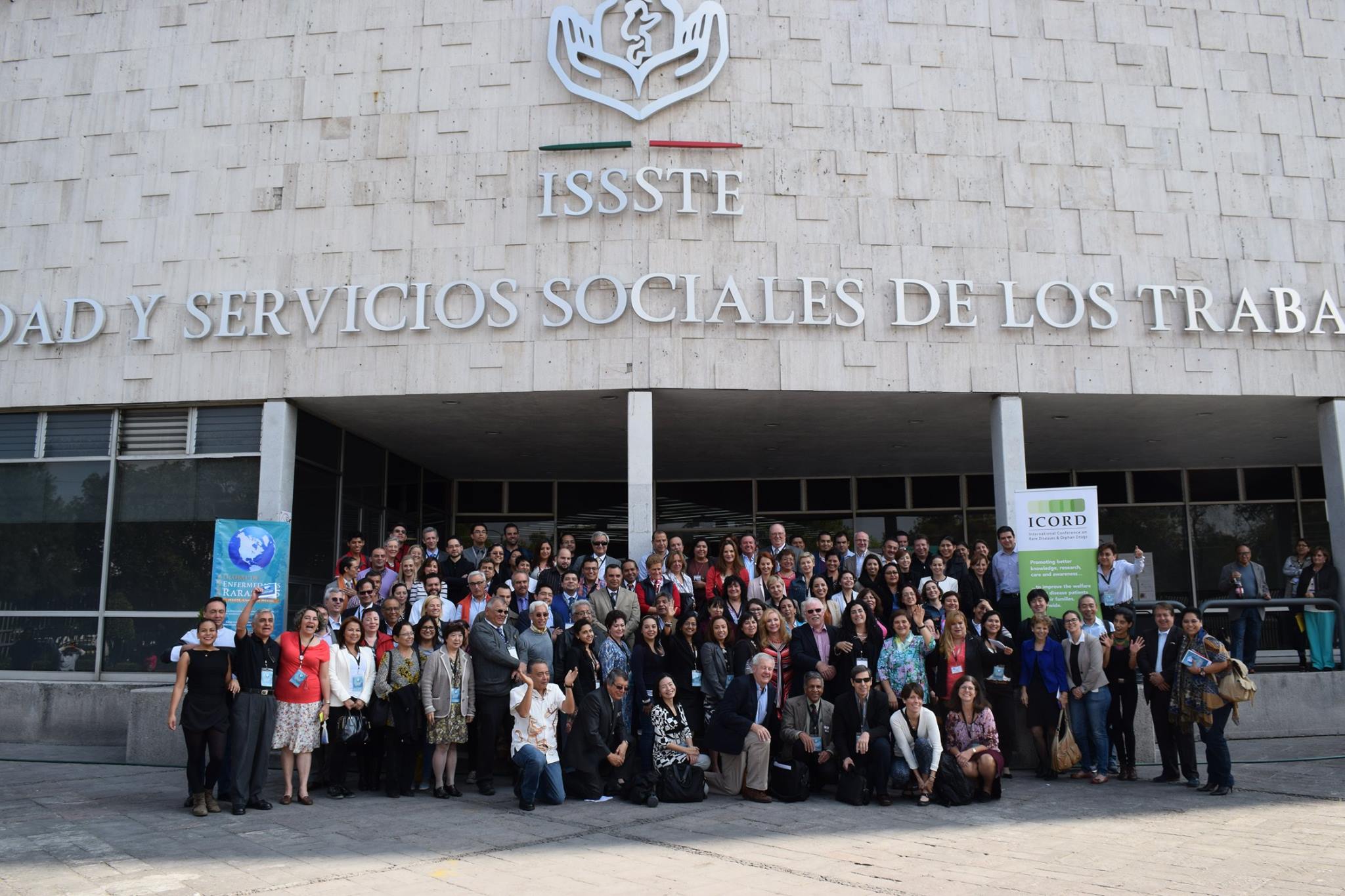 Foto grupal en ISSSTE Buenavista, conclusión de la «Semana Global 2015 de las Enfermedades Raras» (SG2015EERR)
