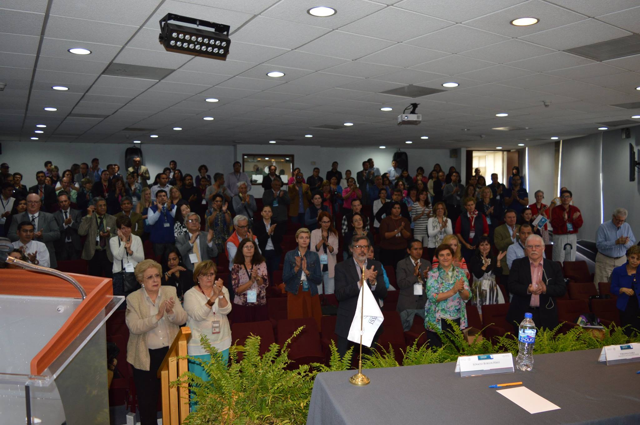 Durante la Semana Global 2015 de Enfermedades Raras, David Peña animó a todos los presentes a "aplaudir hasta que nos escuchen arriba" on un nudo en la garganta y el corazón en la mano.