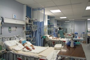 urgencias, niño en hospital, en incubadora