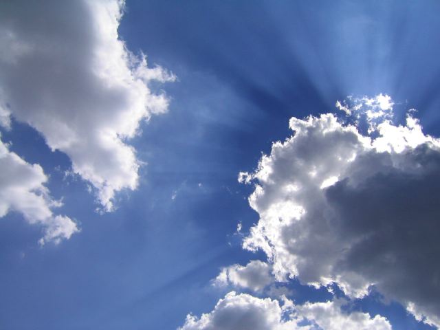 Un cielo con nubes y un rayo de sol: esperanza y vida eterna.
