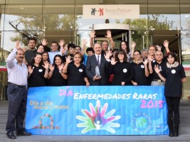 Afuera de las instalaciones del Seguro Popular, el equipodel Seguro Popular, en alianza con Proyecto Pide un Deseo México y FEMEXER, elevamos las manos por el Día de las Enfermedades Raras 2015