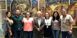 El Dr. Joaquín Carrillo, expertísimo en enfermedades lisosomales, rodeado por PPuDM y Dra. Alejandra Camacho. 5°Simposio sobre Tópicos de Neurogenética en el INNN, CDMX, 25 julio 2019