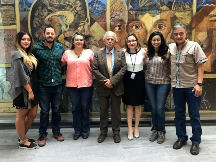El Dr. Joaquín Carrillo, expertísimo en enfermedades lisosomales, rodeado por PPuDM y Dra. Alejandra Camacho. 5°Simposio sobre Tópicos de Neurogenética en el INNN, CDMX, 25 julio 2019
